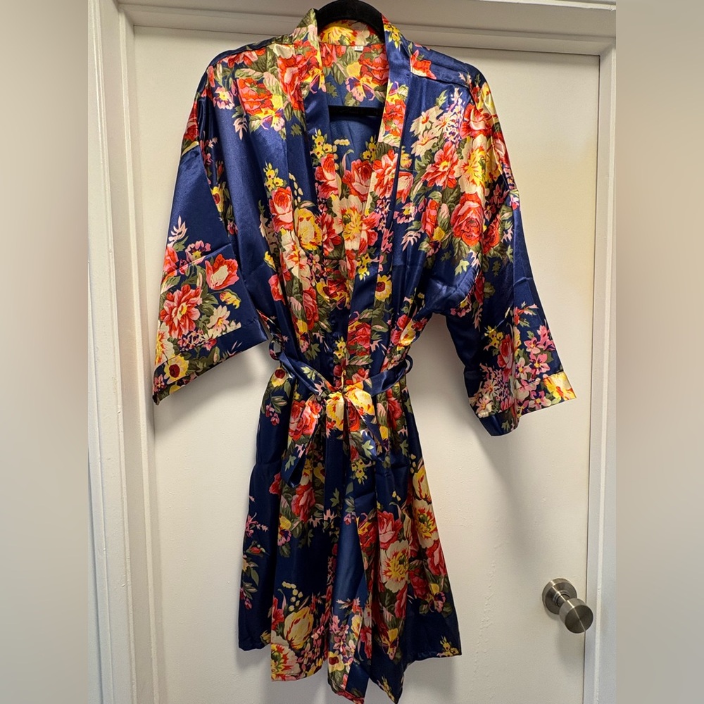 Satin robe with belt and pockets